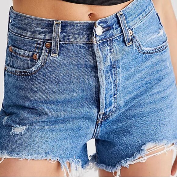 LEVIS PREMIUM SHORTS FOR WOMEN RIBCAGE FIVE POCKET BUTTON FLY NWT - Picture 2 of 8